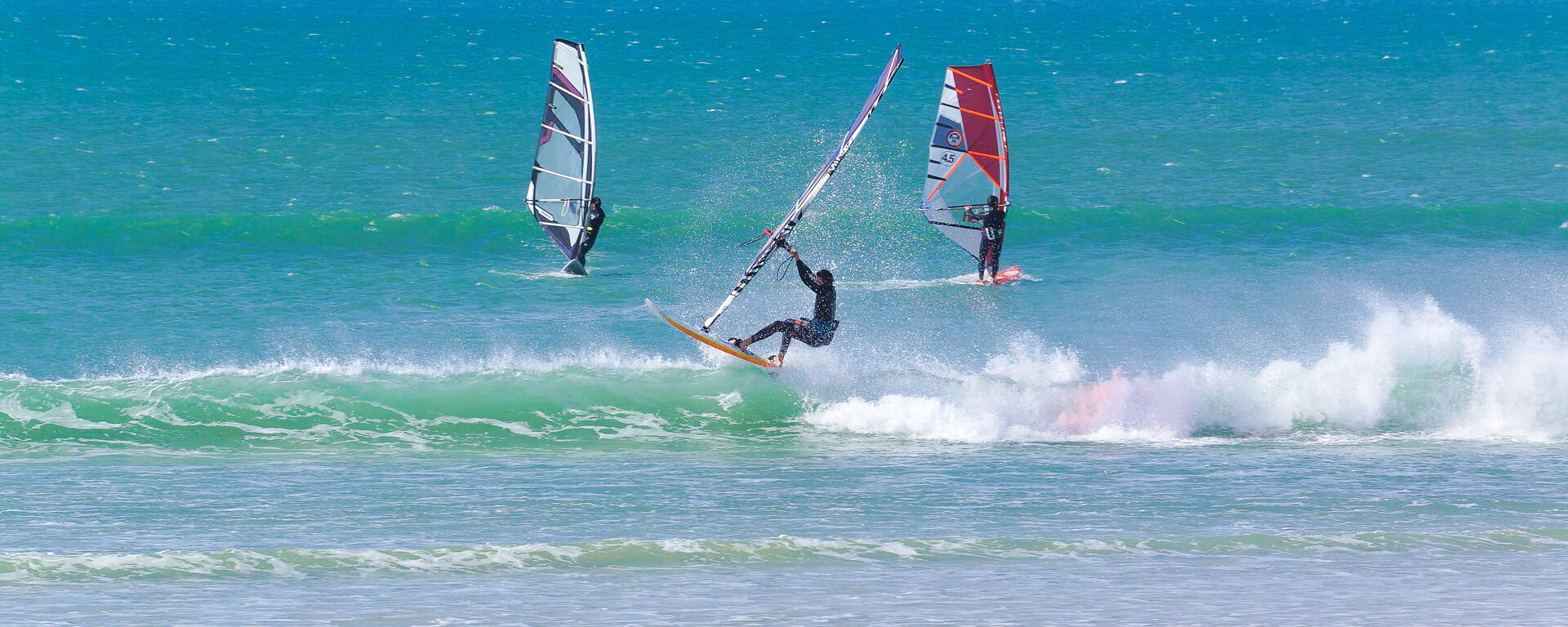 C'est pas le vent qui manque ici, alors gréez les voiles.© E. CLÉRET