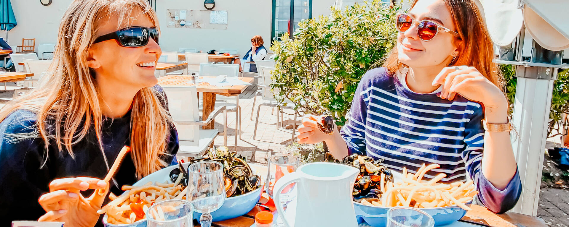 Manger des moules ou des kouigns en terrasse - © E Cléret (Rayon vert)