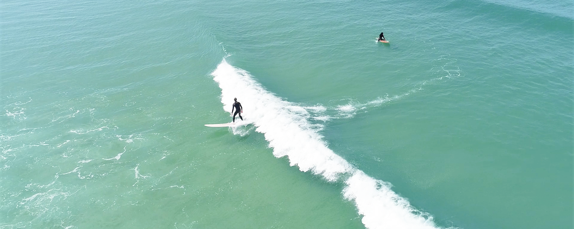 Penhors, ses vagues, ses surfeurs ©Gwenn Ha Drone