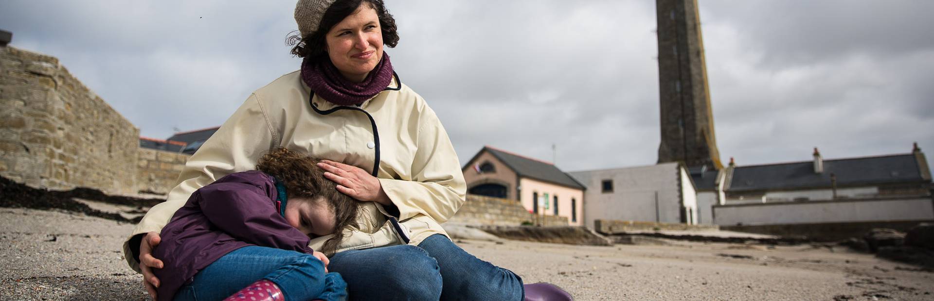 Câlin avec maman, au pied du phare, Penmarc'h ©Y.Derennes