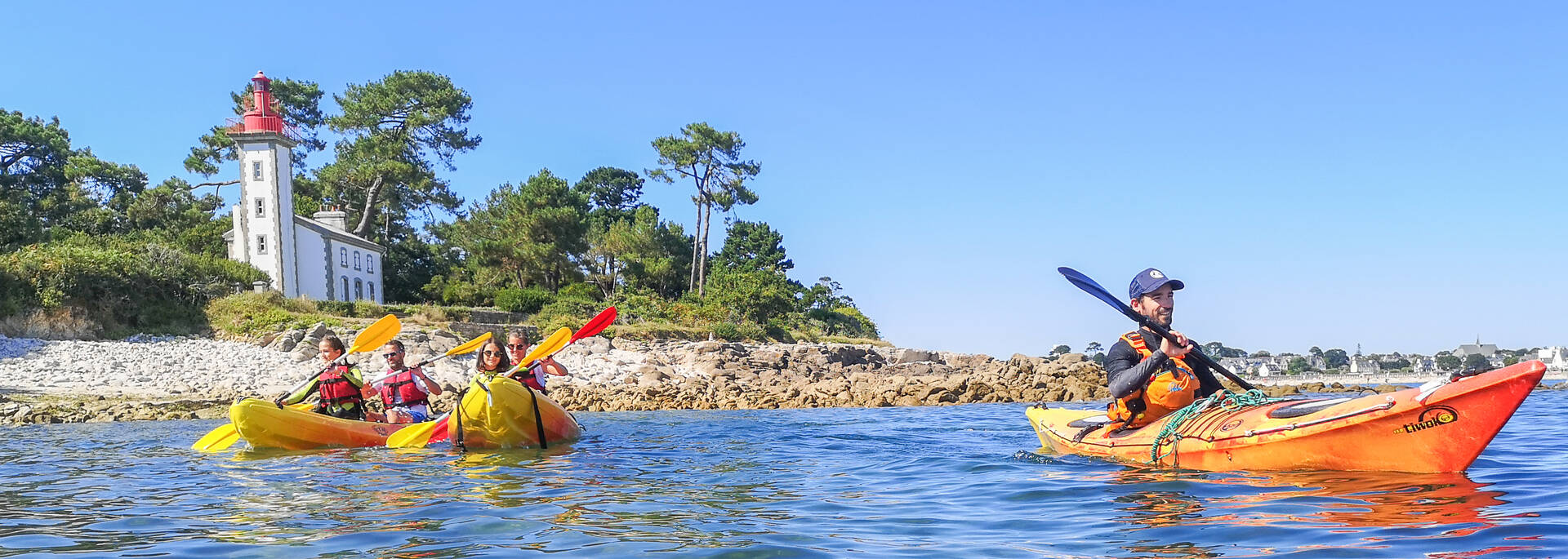 Pagayez en famille ! Ici dans les eaux limpides de Sainte-Marine... © E. Cléret 