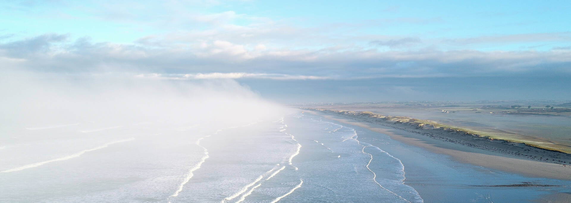 Marcher le long de l'immense plage de sable fin de Plomeur La Torche - © Gwenn Ha Drone