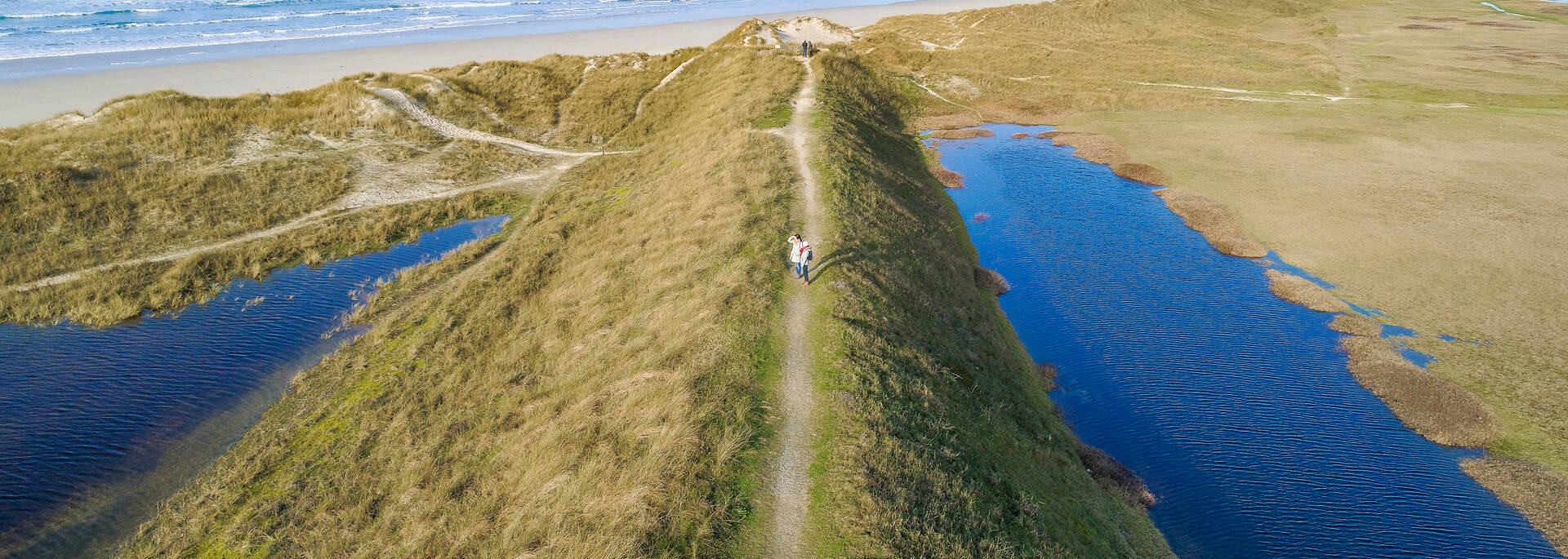 Marcher le long du cordon dunaire à Tréguennec © Gwenn Ha Drone