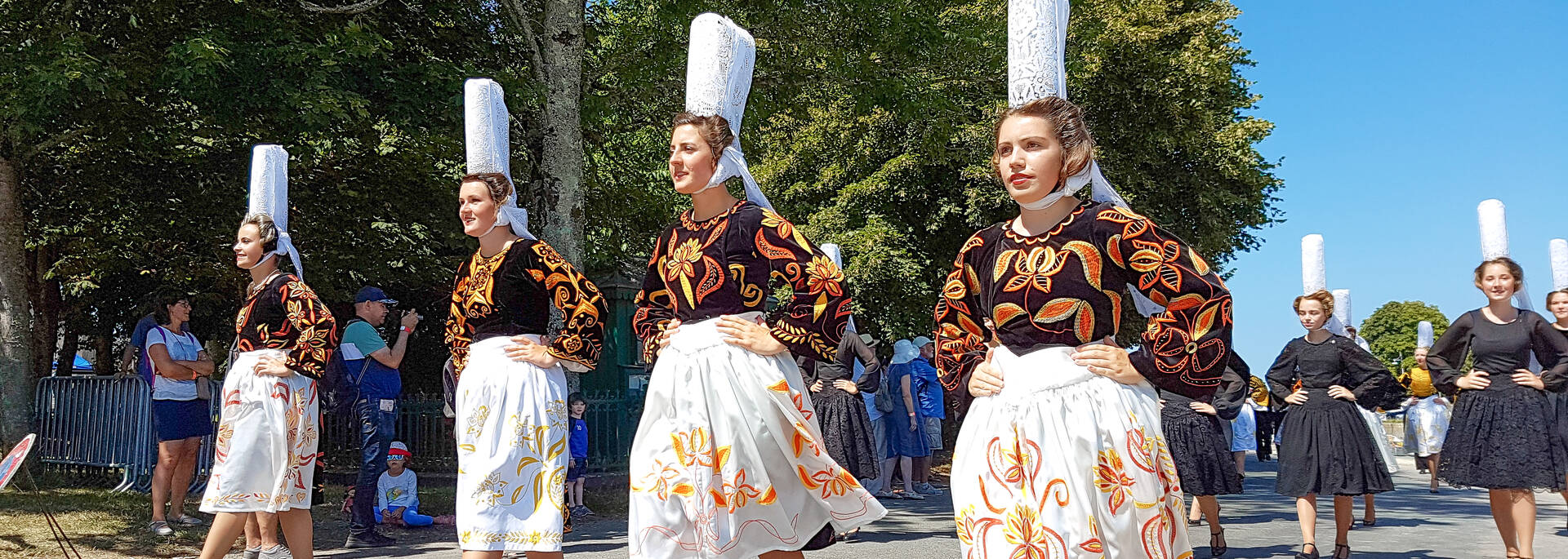 Bigoudènes - Défilé Festival des brodeuses © E Cléret