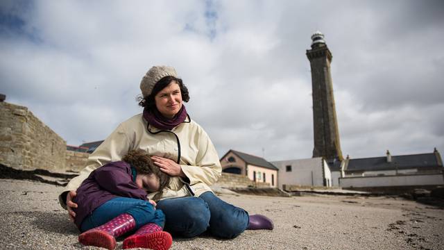 Câlin avec maman, au pied du phare, Penmarc'h ©Y.Derennes