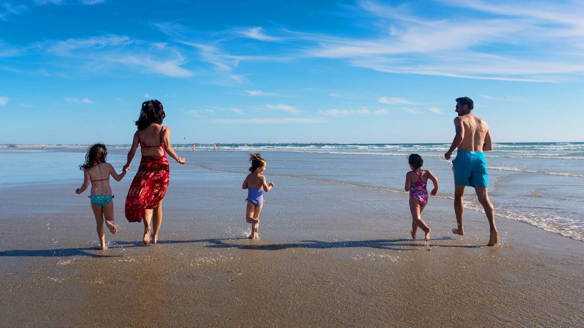 Family fun on the beach in Pays Bigouden © Y Derennes