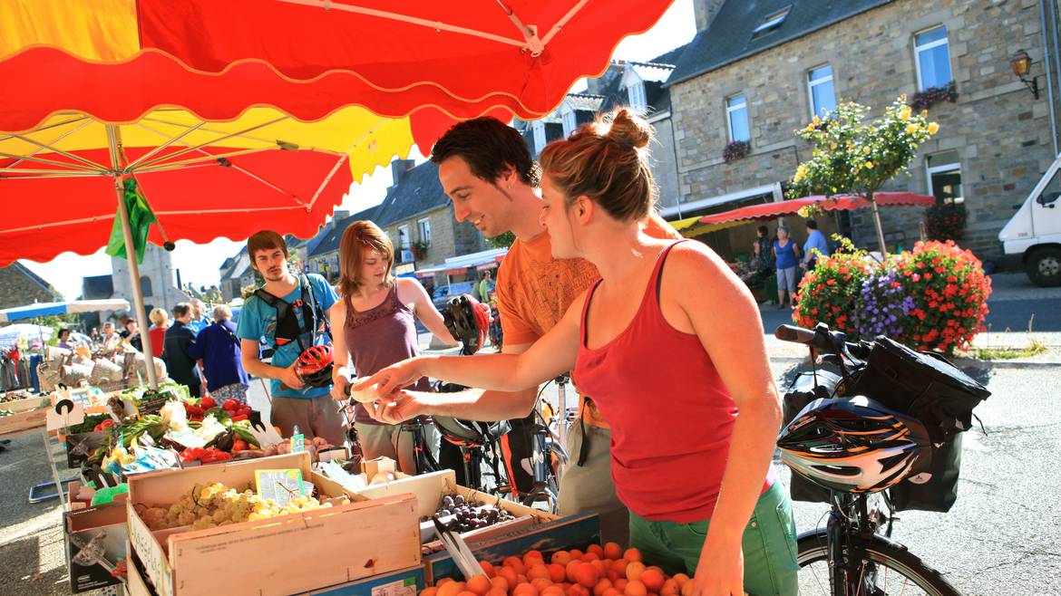 Mit Freunden auf dem Markt im Pays Bigouden © S Bourcier