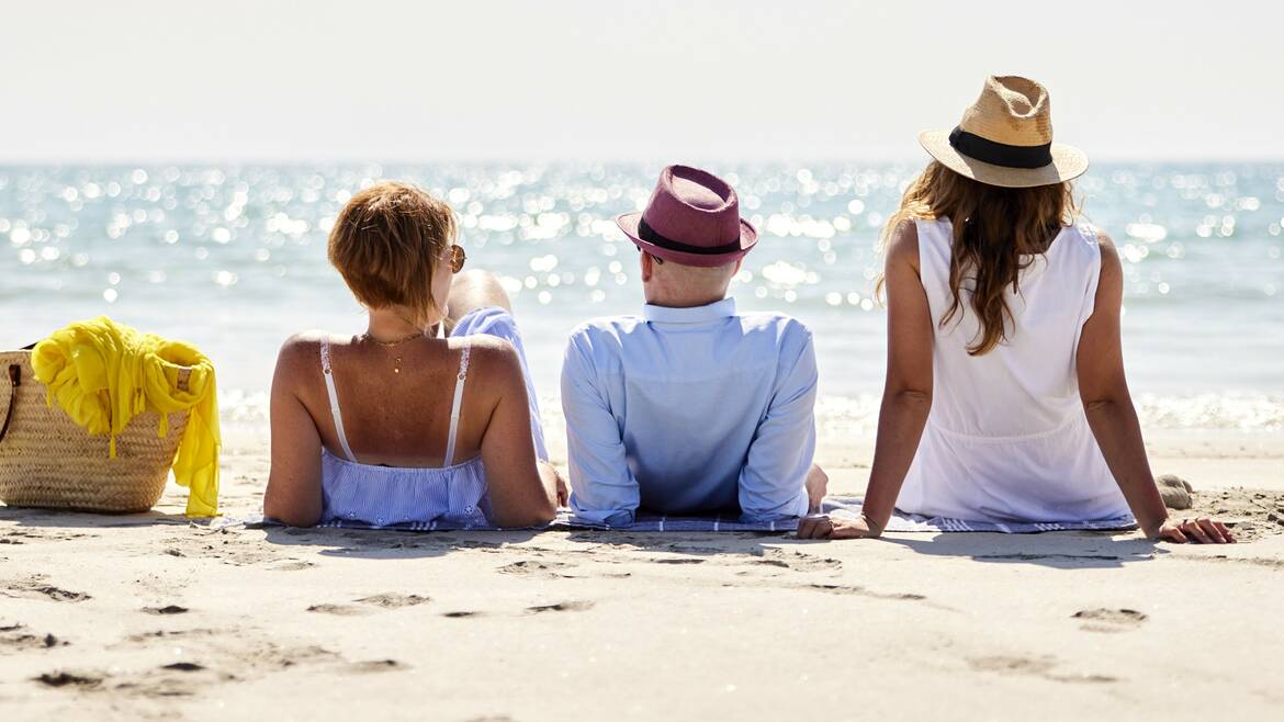 Buller sur la plage entre amis en Pays bigouden © A Lamoureux