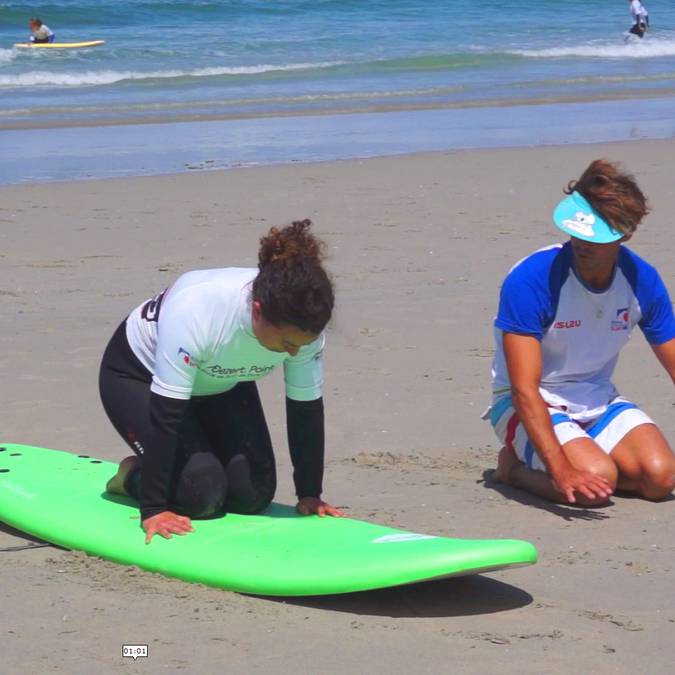 Surfing lesson in Pays Bigouden - getting ready © E Cléret