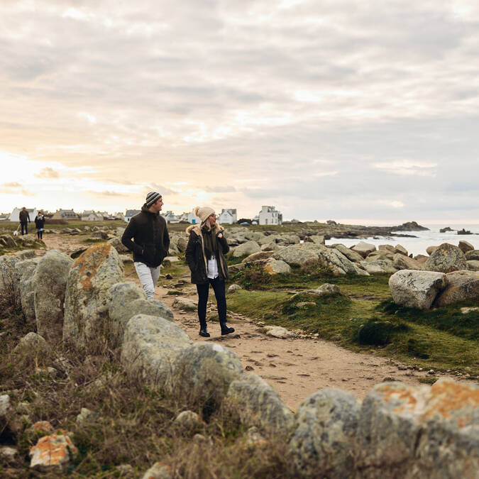 A Pors Carn, la mer vous surprend par sa force et ses couleurs changeantes. 