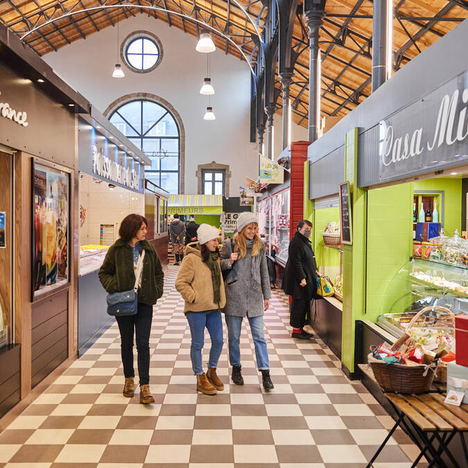 A Pont-l'Abbé, les halles de la Place de la République abritent poissonnerie, fromagerie, boucherie etc...