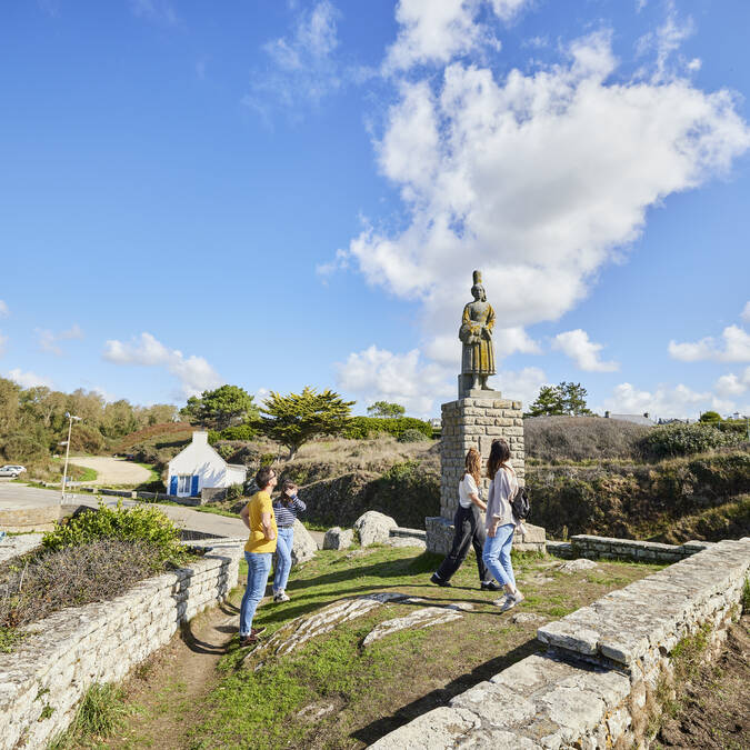 Statue de la Bigoudène de Pors Poulhan à Plozévet en Pays Bigouden ©A.Lamoureux