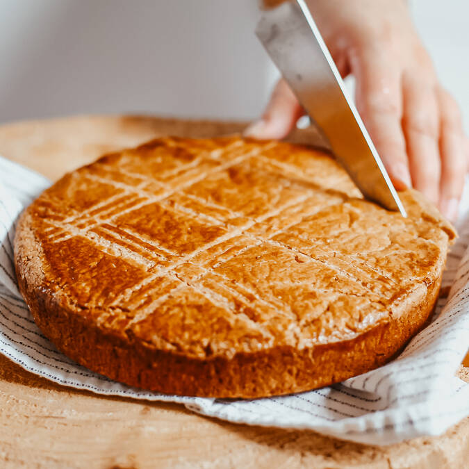 Découper le gâteau breton en petits losanges © C Dameron